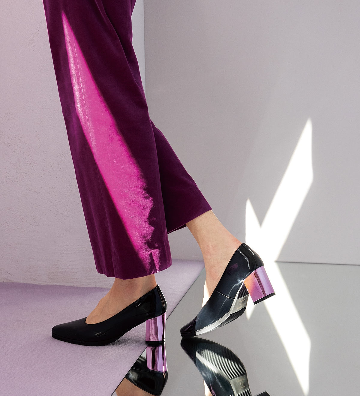 Salto Pointed Mirror em couro envernizado azul