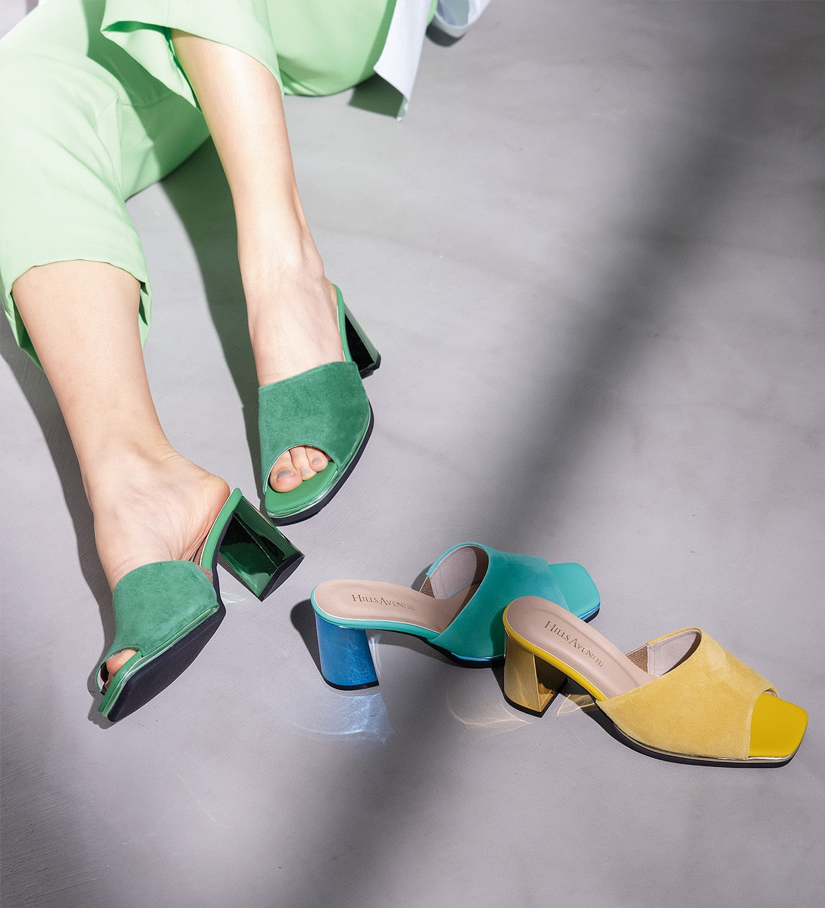 Sandália Mirror Mules em couro e camurça amarelo