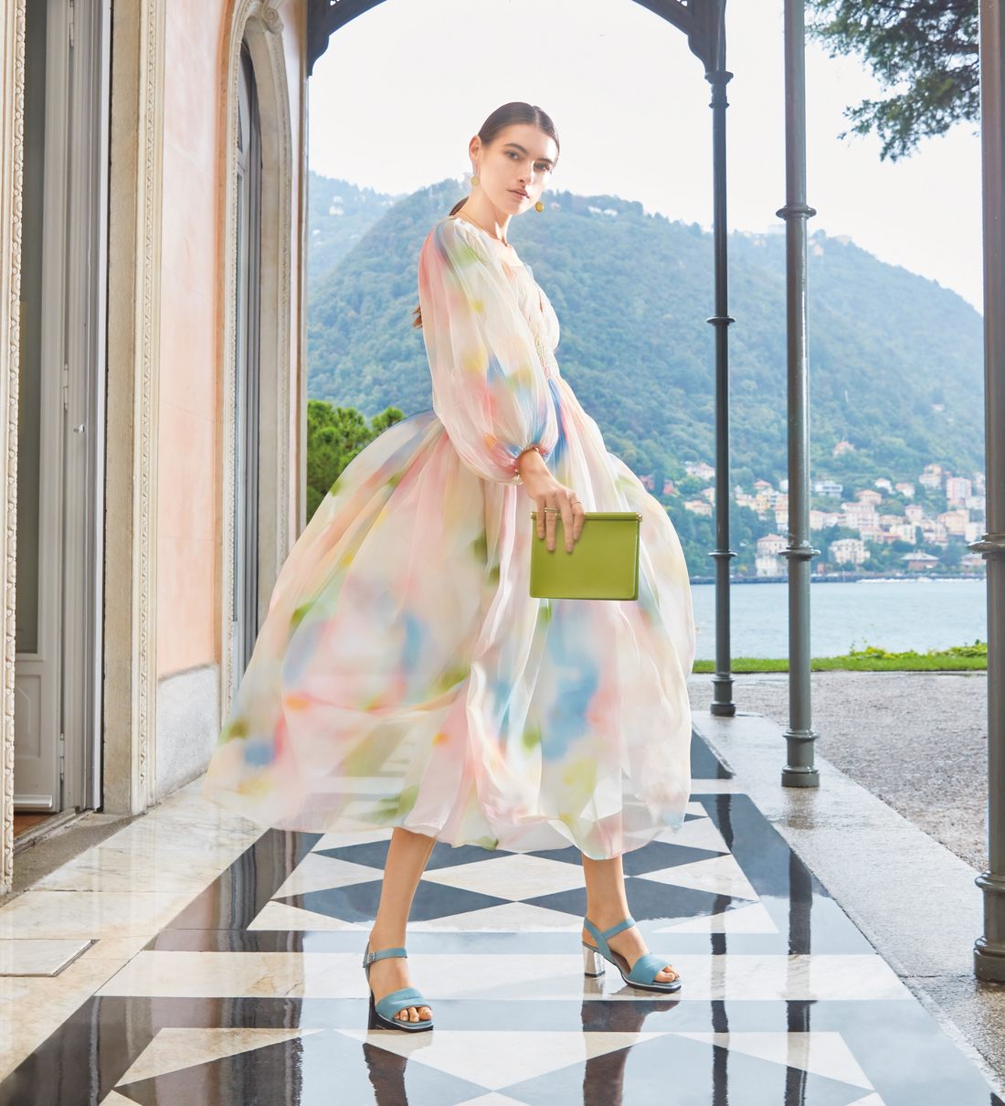 Sandália Sicilia em couro com salto dourado