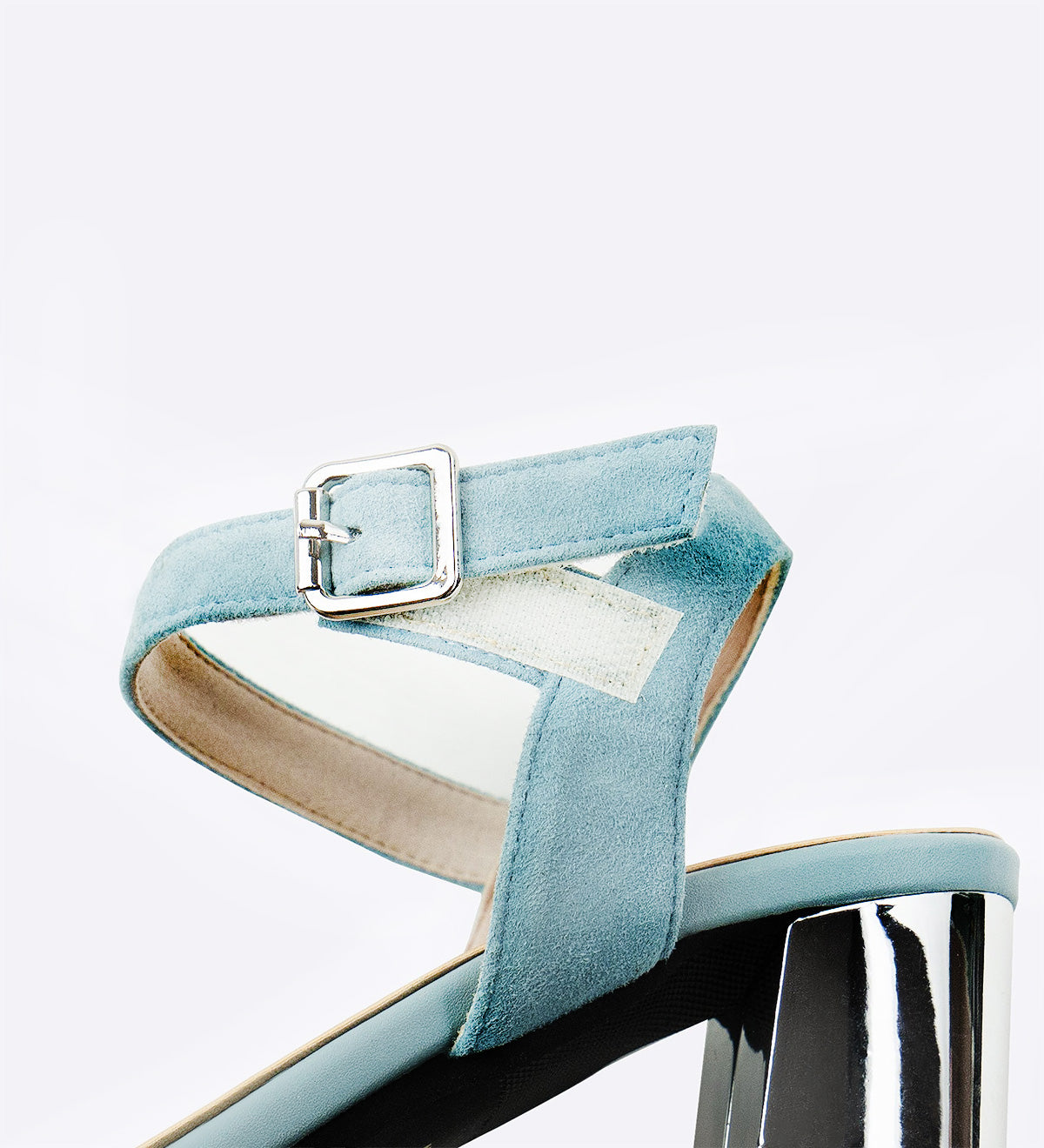 Sandália Sicilia em couro com salto prata