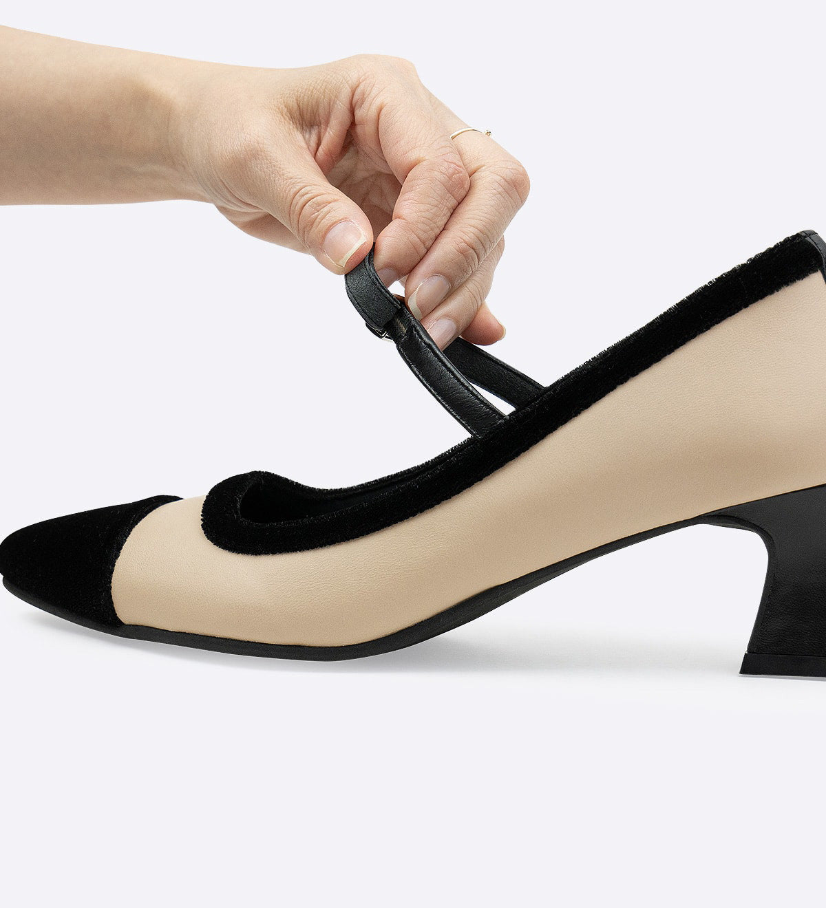 Salto Strap em couro com detalhes em veludo bege